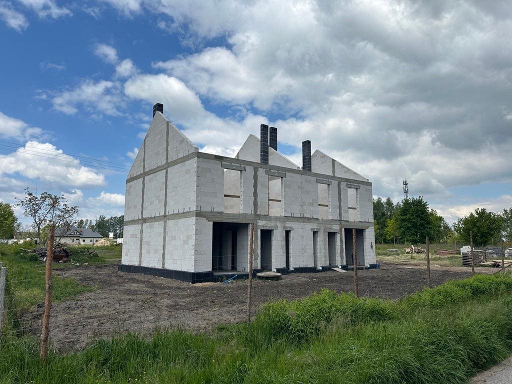 Zakończono ściany szczytowe oraz kominy