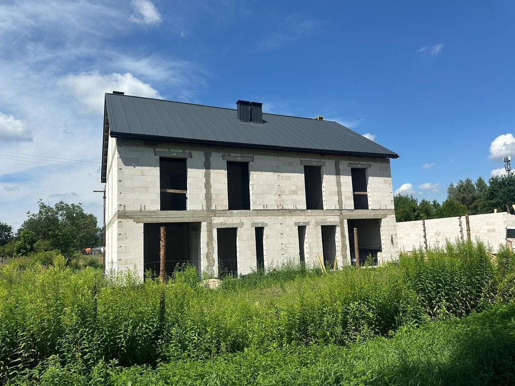 Pokrycie dachu zakończone – 50% budowy za nami.