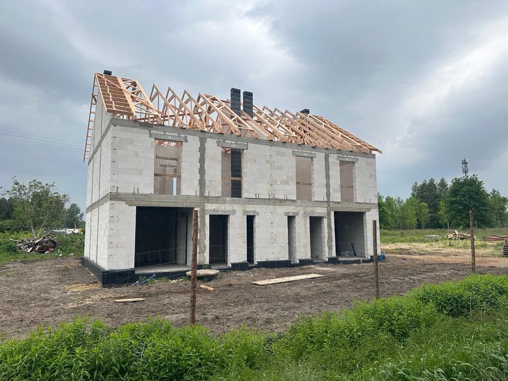 Zakończono montaż więźb dachowych